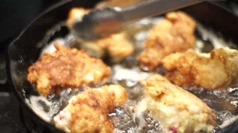 Frying Chicken Tight Shot Stockbeeldmateriaal 51172929