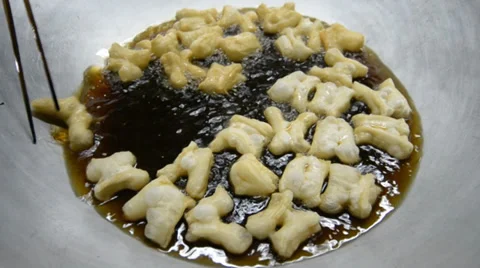 Frying Chinese Donut In Big Pan Видео 38285682