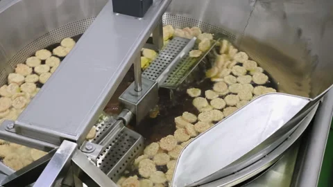 Frying the crispy rice crackers in an automatic fryer, Prepare crispy rice .. Stock-Footage 311083750