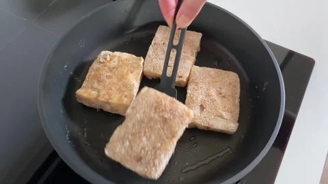 Frying crispy tofu blocks in a pan Vídeos de archivo 343864460