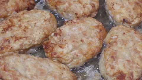 Frying cutlets on a hot frying pan with oil Video stock 324752103