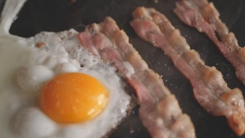 Frying Of Delicious An Egg And Bacon Vídeo Stock 98621530