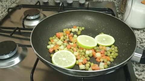 Frying delicious vegetables with Chicken Vidéo 89998015