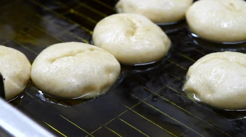 Frying donuts Stock-Footage 33471147