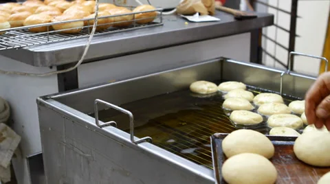 Frying donuts 스톡 동영상 33473037