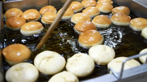 Frying donuts Stockbeeldmateriaal 33473095