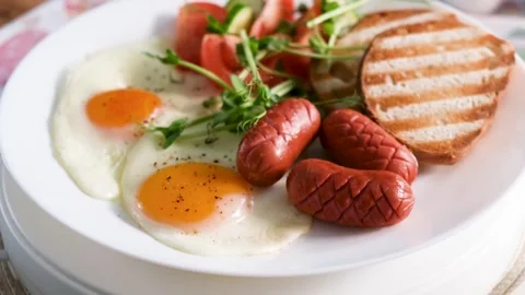 Frying Egg and Sausage Breakfast Closeup Video Vídeos de archivo 332110092