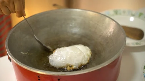 Frying egg in the electronic pot pan Video stock 127368616