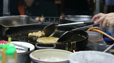 Frying egg in hot pan at night market Stock Footage 39017566