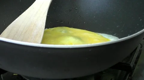 Frying an egg omelet in a pan Video stock 46631253