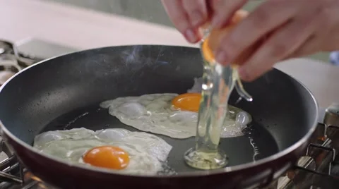Frying eggs Vídeos de archivo 46492744