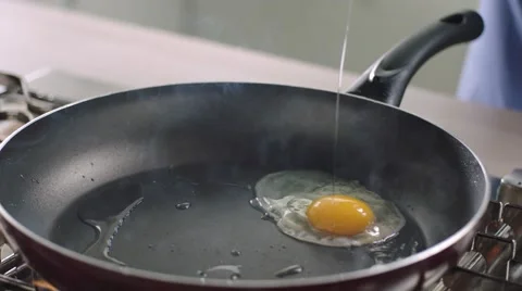 Frying eggs Stock Footage 46493584