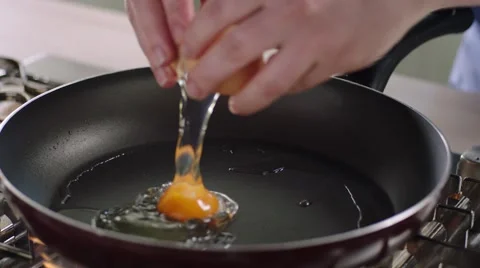 Frying eggs Vídeos de archivo 46494146