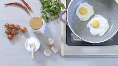 Frying the eggs 库存影片 92273455