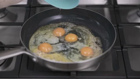 Frying eggs Stock Footage 147992813
