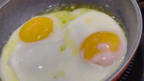 Frying eggs 動画素材 203597658