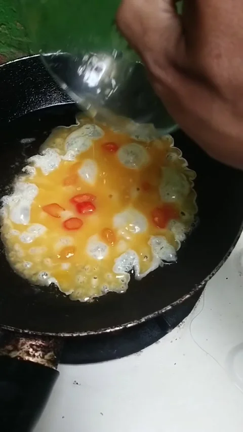 Frying eggs Stock Footage 252580536