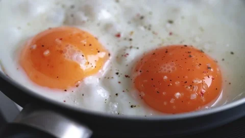 Frying eggs on frying pan Stock-Footage 88798600
