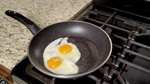Frying eggs in half speed Video stock 246851793