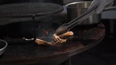 Frying few small prawns on a grill Video stock 218612821