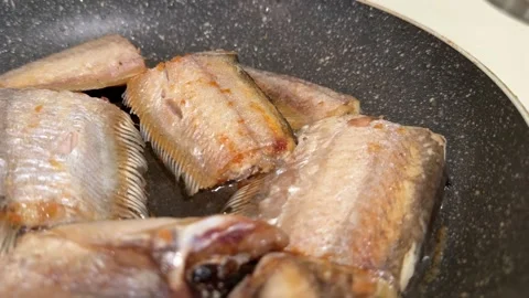 Frying fish in hot oil pan Vidéo 336115181