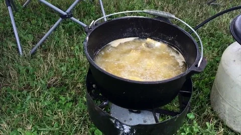 Frying fish outside 库存影片 94284860