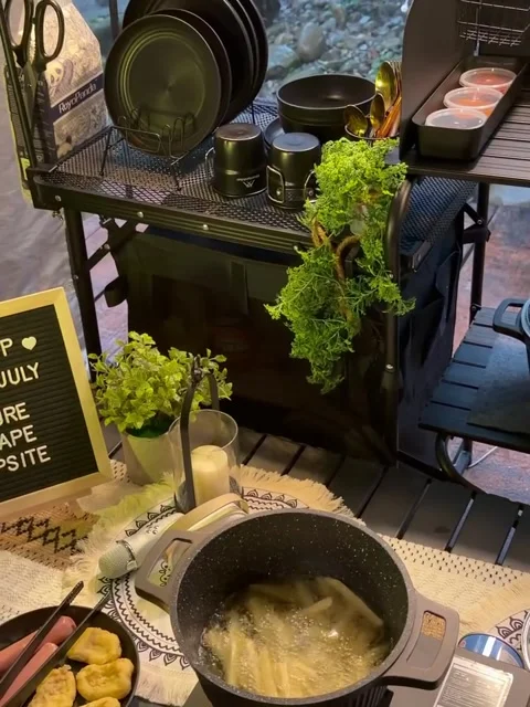 Frying Food in a Camp Kitchen Setup 库存影片 341317745