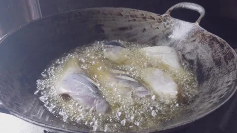 Frying Fresh Fish in Hot Oil Traditional Cooking Close Up Vídeos de archivo 332482003