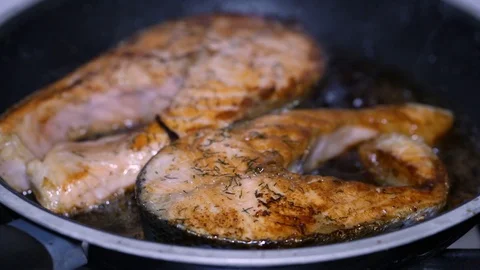 Frying fresh salmon in frying pan Vidéo 105864535