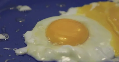 Frying a fried egg in the frying pan for breakfast close up 動画素材 72759838