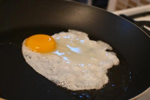 Frying a fried egg in a pan Stock-Fotos