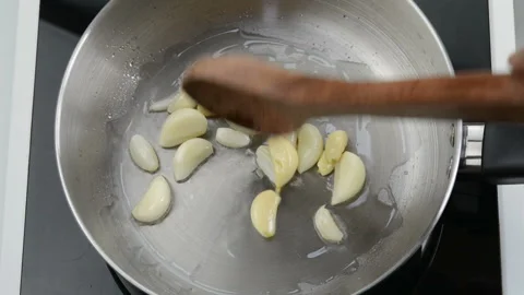 Frying garlic 動画素材 148225529