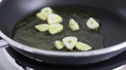 Frying garlic on frying pan Stock-Footage 84603313