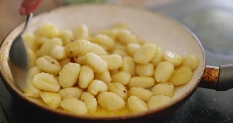 Frying gnocchi Video stock 244949492