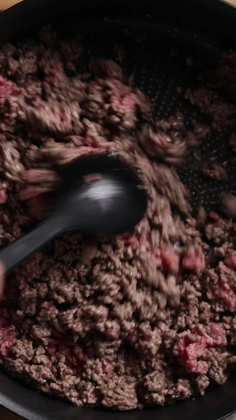 Frying Ground Beef in Pan Close Up Vertical Top View Vídeos de archivo 336572485