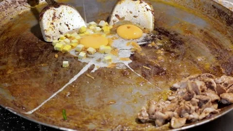 Frying ingredients for Pad Thai dish 스톡 동영상 284253008