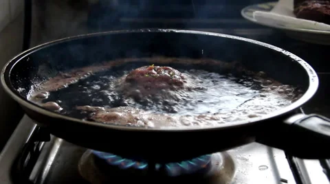 Frying meat in pan Vídeos de archivo 29644317