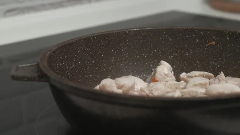 Frying meat in a pan. Video stock 127501165