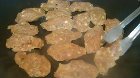 Frying meatballs on pan Vídeos de archivo 55843071