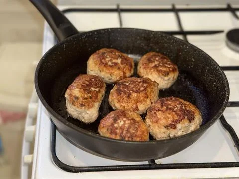 Frying Meatballs in Pan Stock-Fotos
