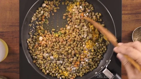 Frying moong dal -Top angle 库存影片 83072150