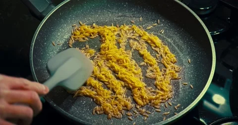 Frying the noodles on high heat Stockbeeldmateriaal 167432489