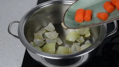 Frying onion and carrot 動画素材 101152817