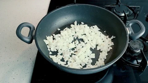 Frying onion and green pepper in a saucepan 스톡 동영상 108560048