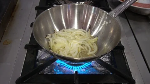 Frying Onion In Saucepan Vidéo 105877326