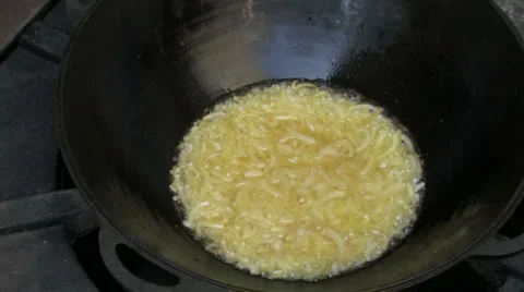 Frying onion in Wok  Stock-Footage 960386