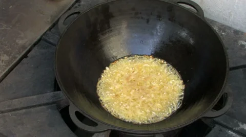 Frying onion in Wok  Stock-Footage 960395