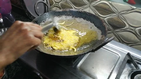 Frying onions 스톡 동영상 194550262