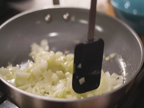 Frying onions in a frying pan Video stock 80543504