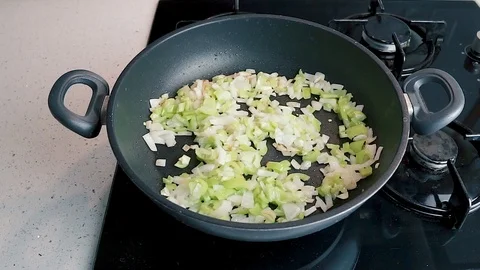 Frying onions, pepper and tomato. Making italian food 動画素材 108508979
